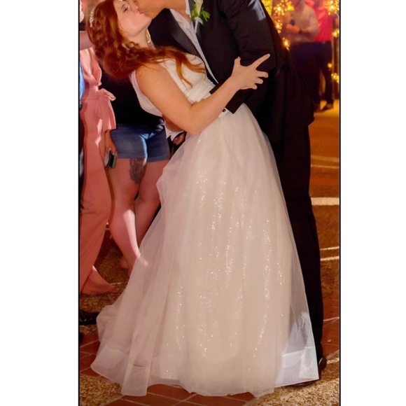 WEDDING DRESS - Picture 2 of 8